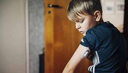 Sigvard visar sin insulinpump som sitter på vänsterarmen